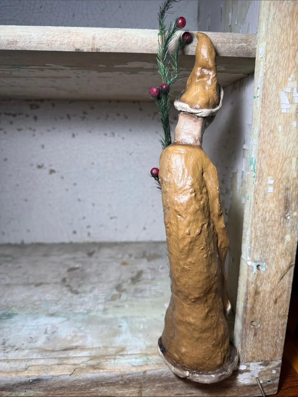 🎅 Vintage Rustic Tan Santa, Feather Tree w/Red Berries
